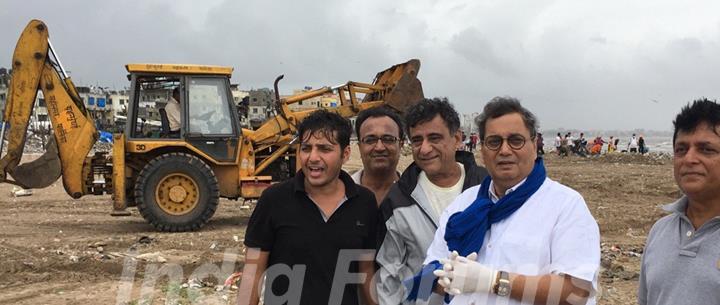 Subhash Ghai Helps clean Versova Beach