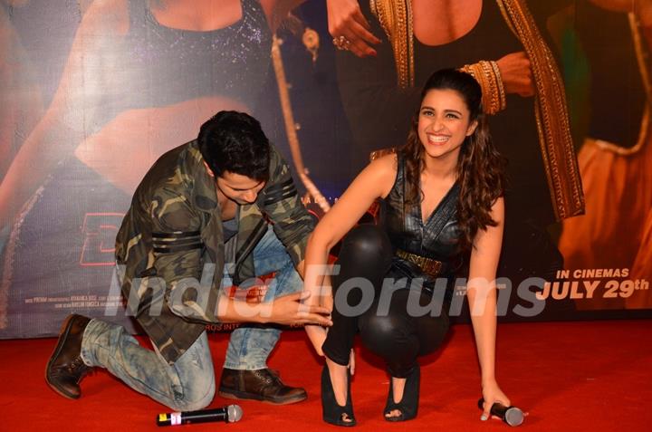 High Heels problem for Parineeti! -Varun Helps her out at Launch of Song 'Jaaneman Aah' from Dishoom