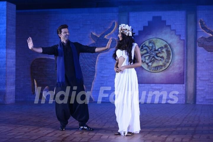 Hrithik does 'Tu Hai' steps for Pooja Hegde aka Chaani  at Mohenjjo Daro Event