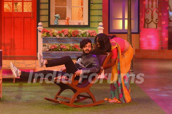 Great Grand Masti Promotions on 'The Kapil Sharma Show'- Riteish gets chained by Sunil Grover
