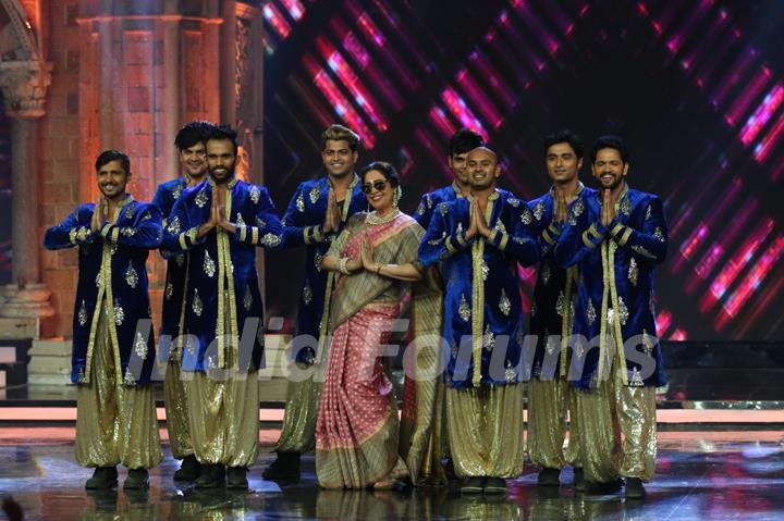 Kirron Kher performing at India's Got Talent 7