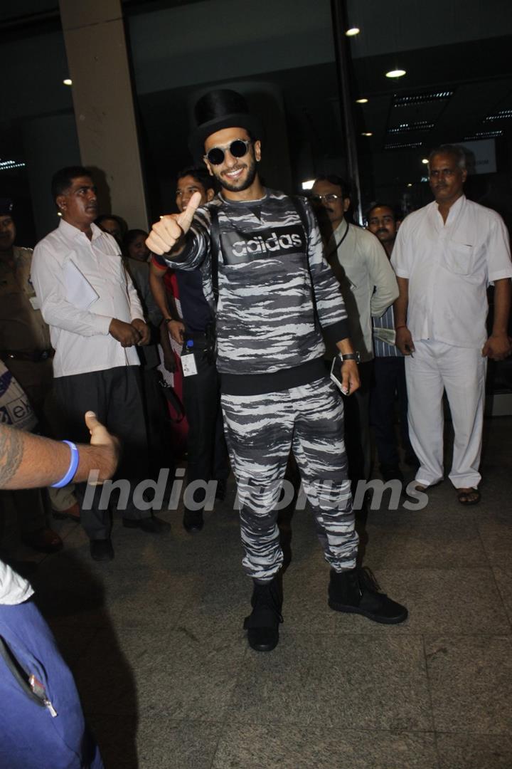 Ranveer Singh posing at airport!