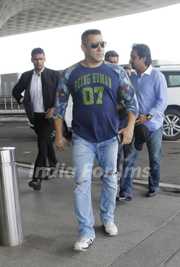 Salman Khan spotted at airport!