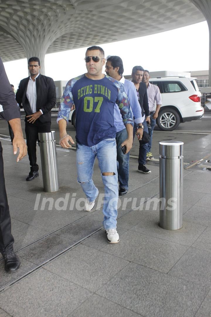 Salman Khan spotted at airport!