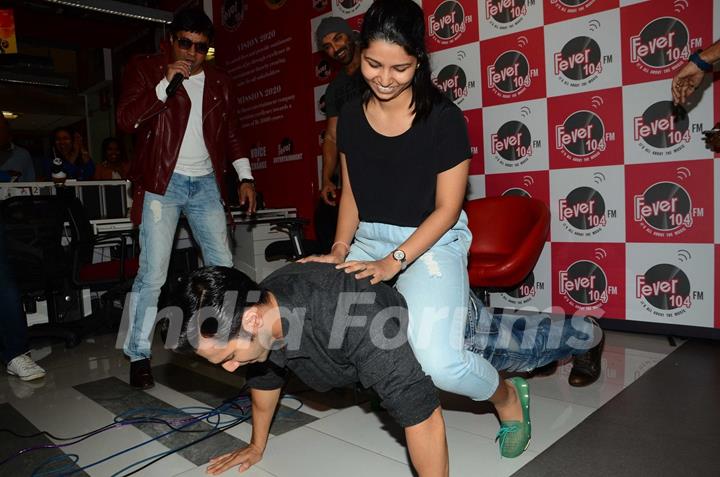 Varun Dhawan Promoting 'Dishoom' on Fever FM