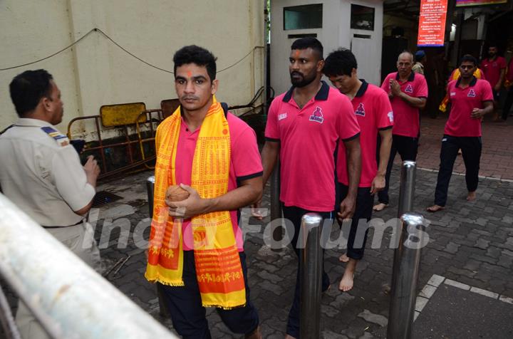 Abhishekh Bachchan at Siddhivinayak Temple with Puneri Paltan