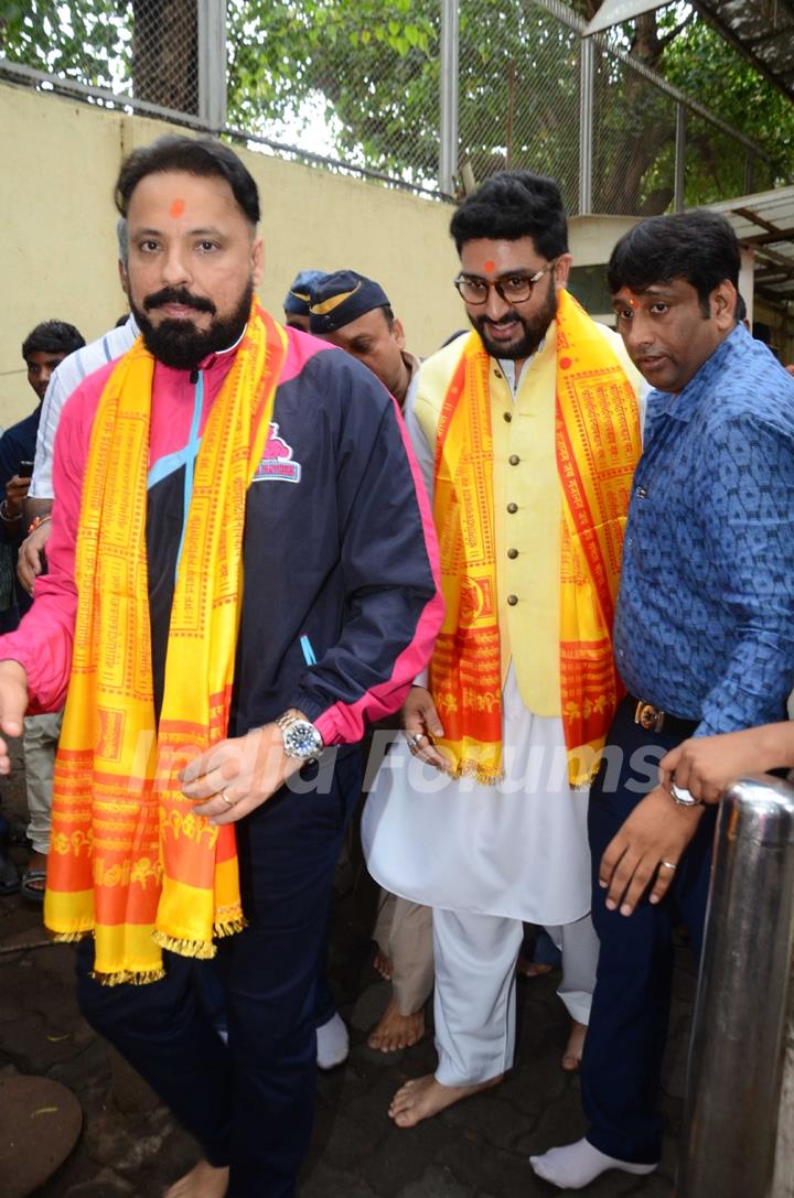 Abhishekh Bachchan at Siddhivinayak Temple with Puneri Paltan