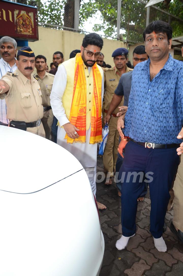 Abhishekh Bachchan at Siddhivinayak Temple with Puneri Paltan