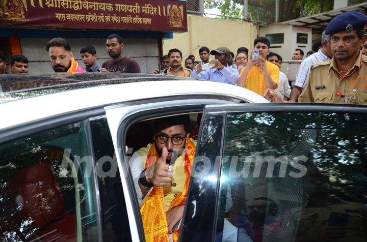 Abhishekh Bachchan at Siddhivinayak Temple with Puneri Paltan