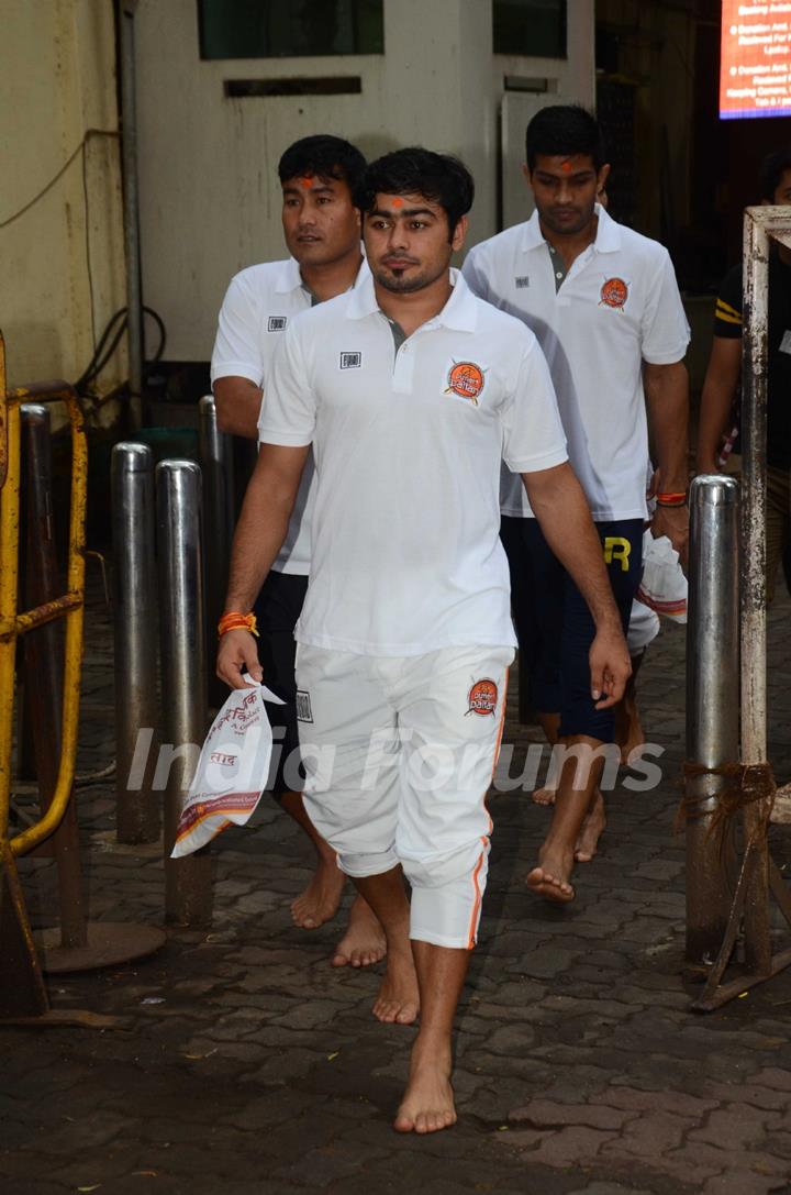 Abhishekh Bachchan at Siddhivinayak Temple with Puneri Paltan