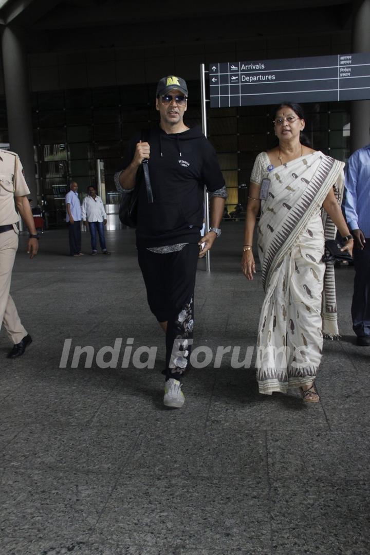 Akshay Kumar snapped at airport