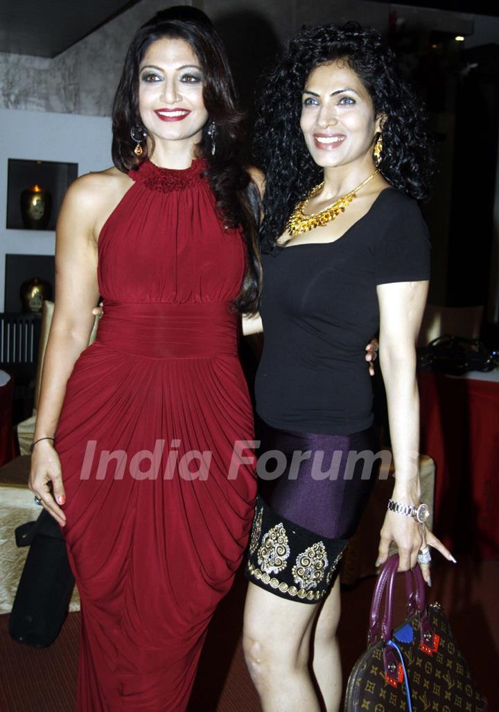 Aarti Nagpal with Simran Ahuja celebrates her winning for the Dadasaheb Phalke Golden Camera Award