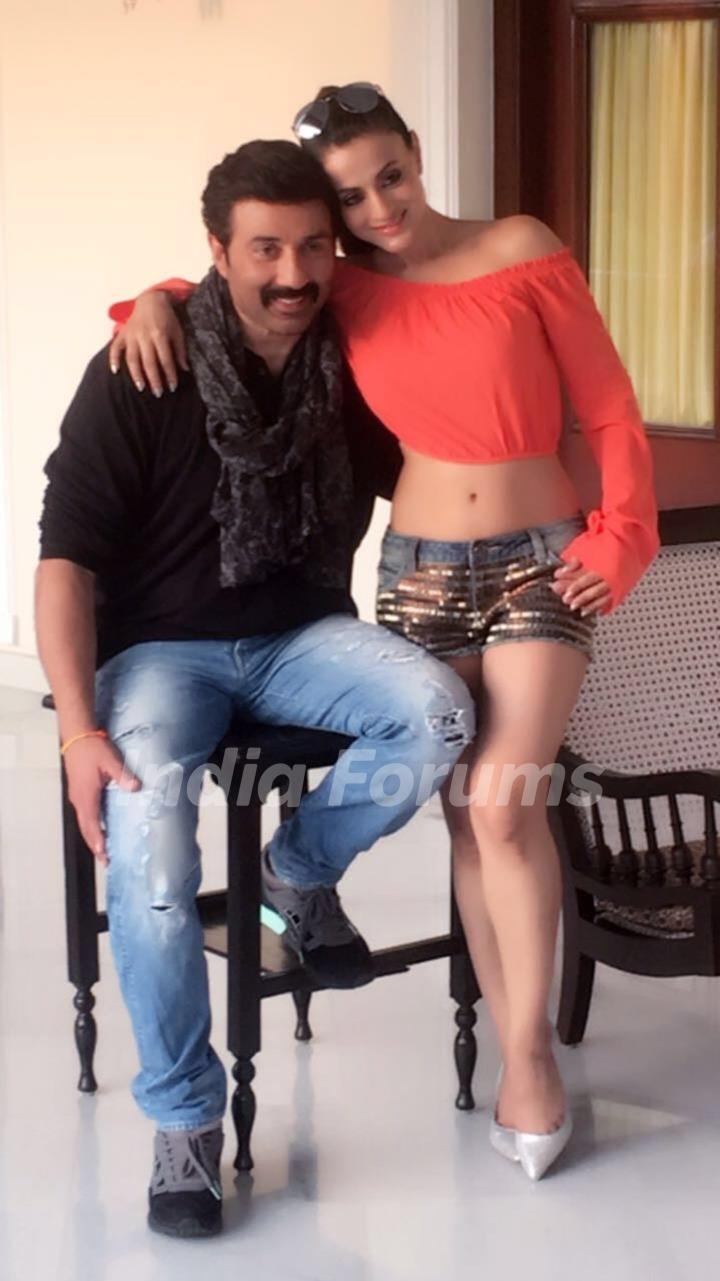 Ameesha Patel and Sunny Deol on the sets of bhaiyaji superhit film