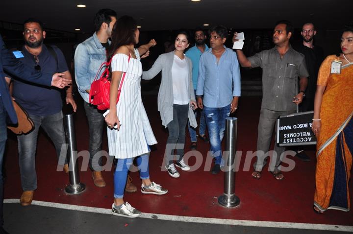 Varun Dhawan and Jacqueline Fernandes greets Sunny Leone at airport!