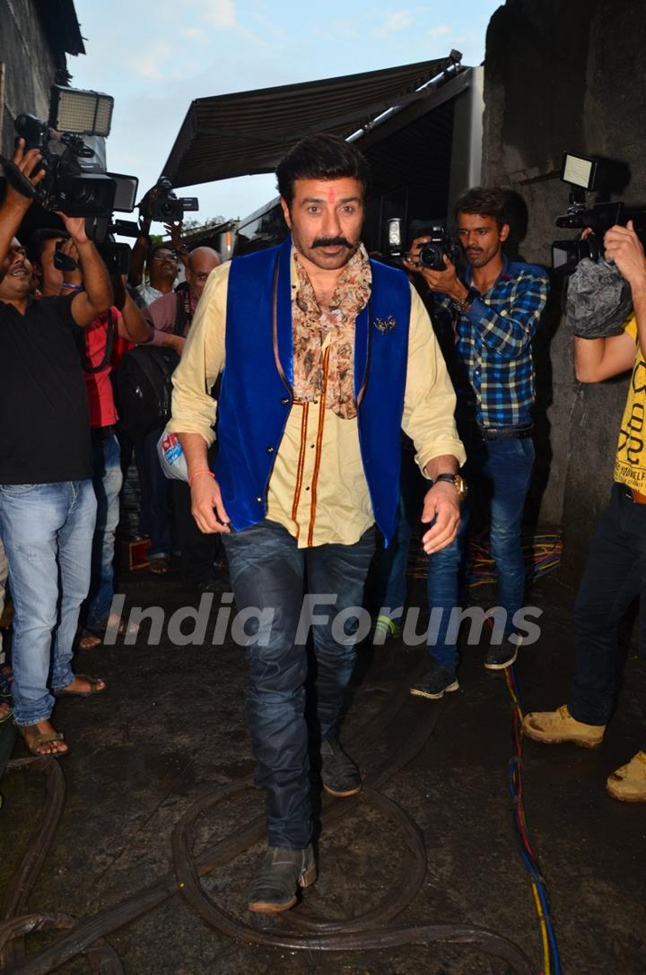 Sunny Deol on sets of 'Bhaiyyaji Superhitt