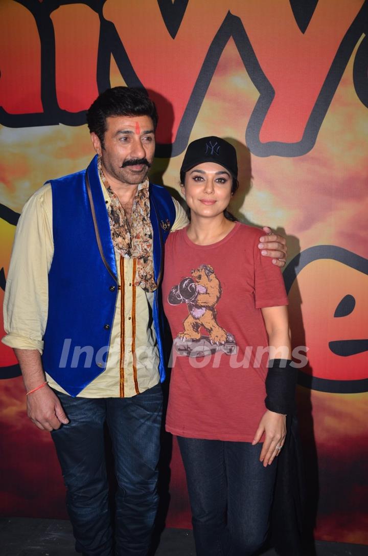 Preity Zinta and Sunny Deol on sets of 'Bhaiyyaji Superhitt