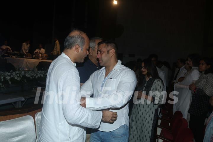 Salman Khan and Sooraj Barjatya at prayer meet of  Rajat Barjatya