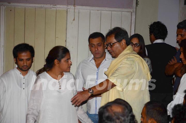 Salman Khan and Subhash Ghai at prayer meet of  Rajat Barjatya