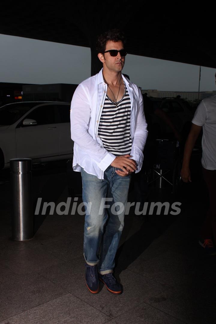 Hrithik Roshan snapped as they leave for Hyderabad