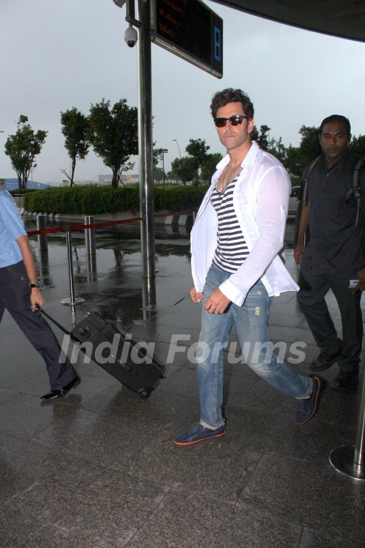 Hrithik Roshan snapped as they leave for Hyderabad