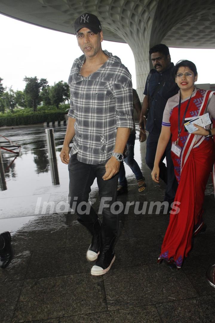 Akshay Kumar snapped at airport