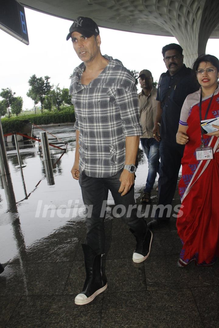 Akshay Kumar snapped at airport