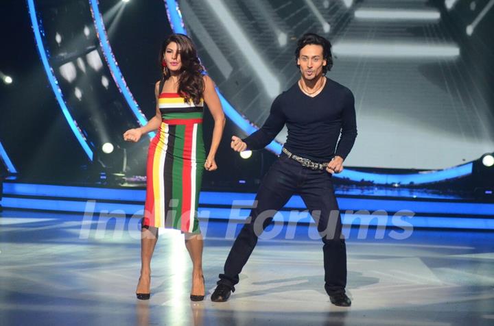 Tiger Shroff and Jacqueline Fernandes performs and Promotes 'A Flying Jatt' on Jhalak Dikhhla Jaa