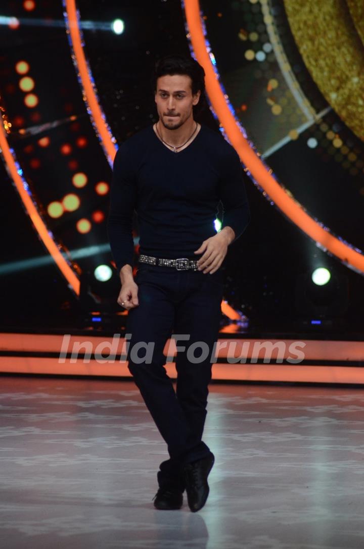 Tiger Shroff Promotes 'A Flying Jatt' on Jhalak Dikhhla Jaa