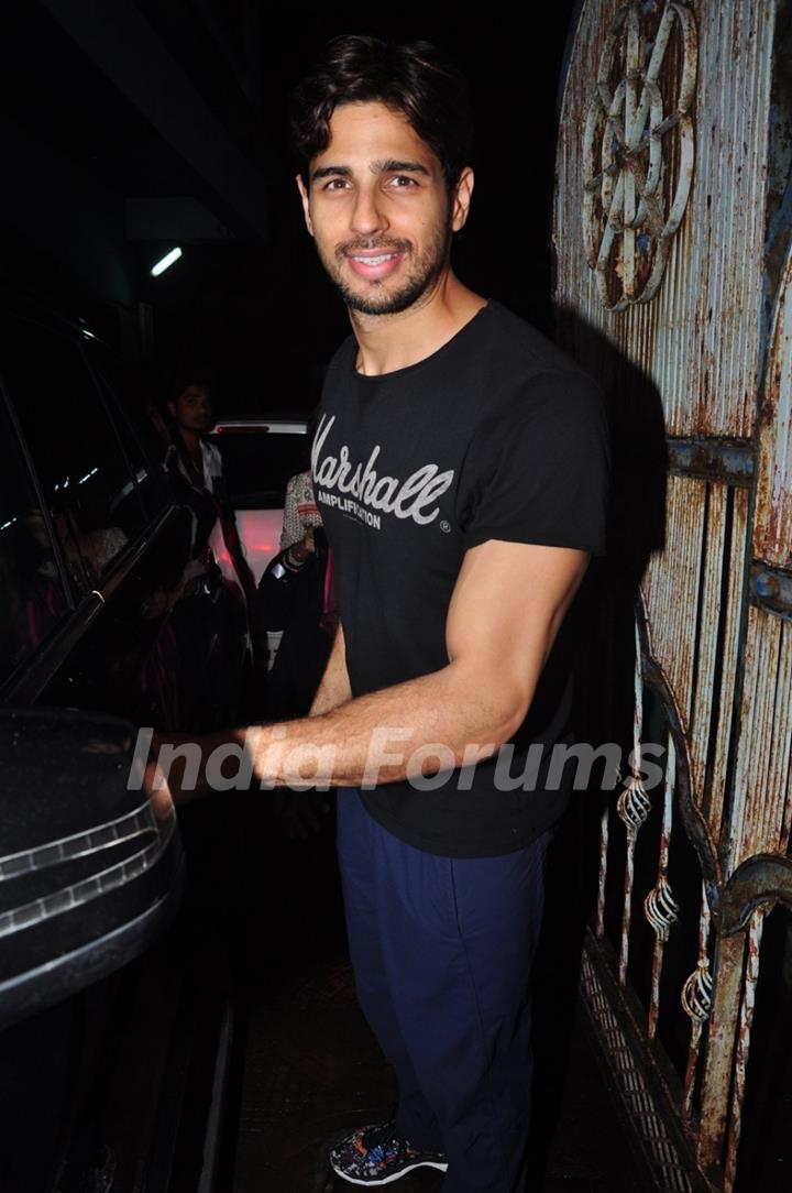 Sidharth Malhotra snapped post rehearsals of Dream Team tour