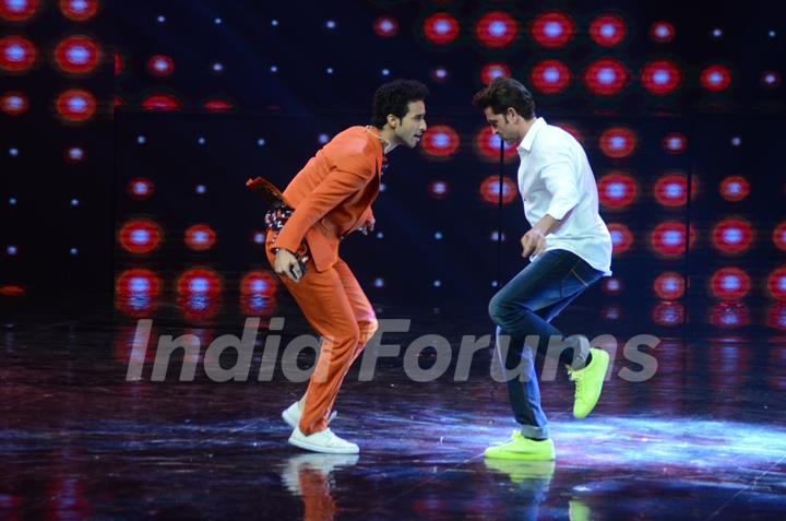 Raghav Juyal and Hrithik Roshan Promotes 'Mohenjo Daro' on sets of Dance plus 2