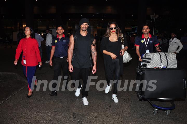 Karan Singh Grover and Bipasha Basu spotted at airport!