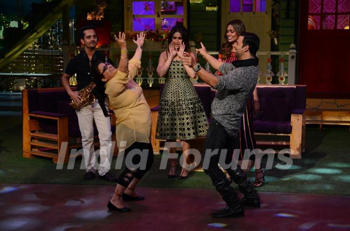 Akshay Kumar, Ileana D'Cruz and Esha Gupta Promotes 'Rustom' on The Kapil Sharma Show