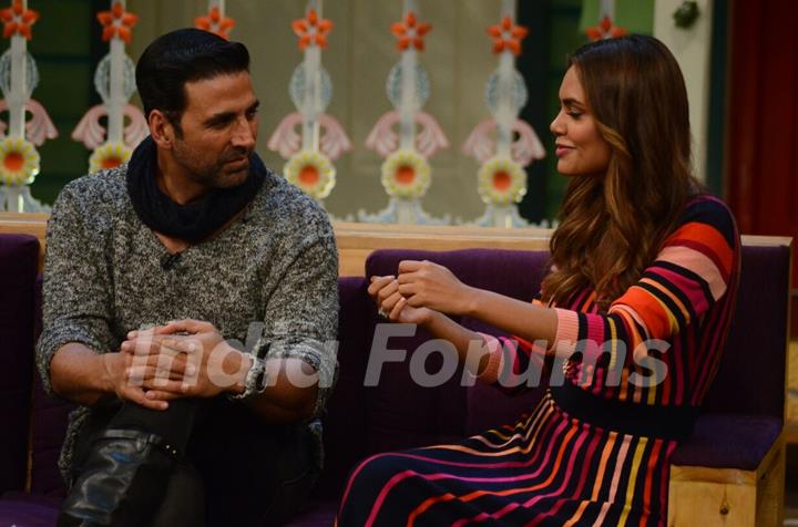 Akshay Kumar and Esha Gupta Promotes 'Rustom' on The Kapil Sharma Show