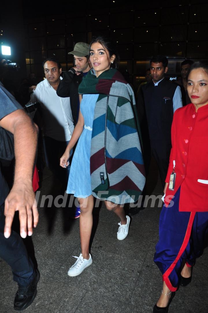 Pooja Hegde & Hrithik Roshan Snapped at Airport