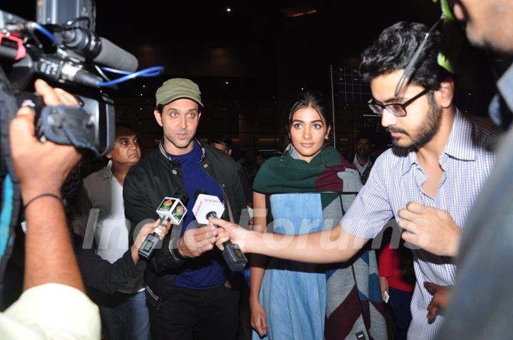 Pooja Hegde & Hrithik Roshan Snapped at Airport