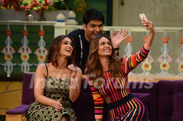 Ileana Dcruz & Esha Gupta clicks selfie with Kapil while Promoting 'RUSTOM' at The Kapil Sharma Show