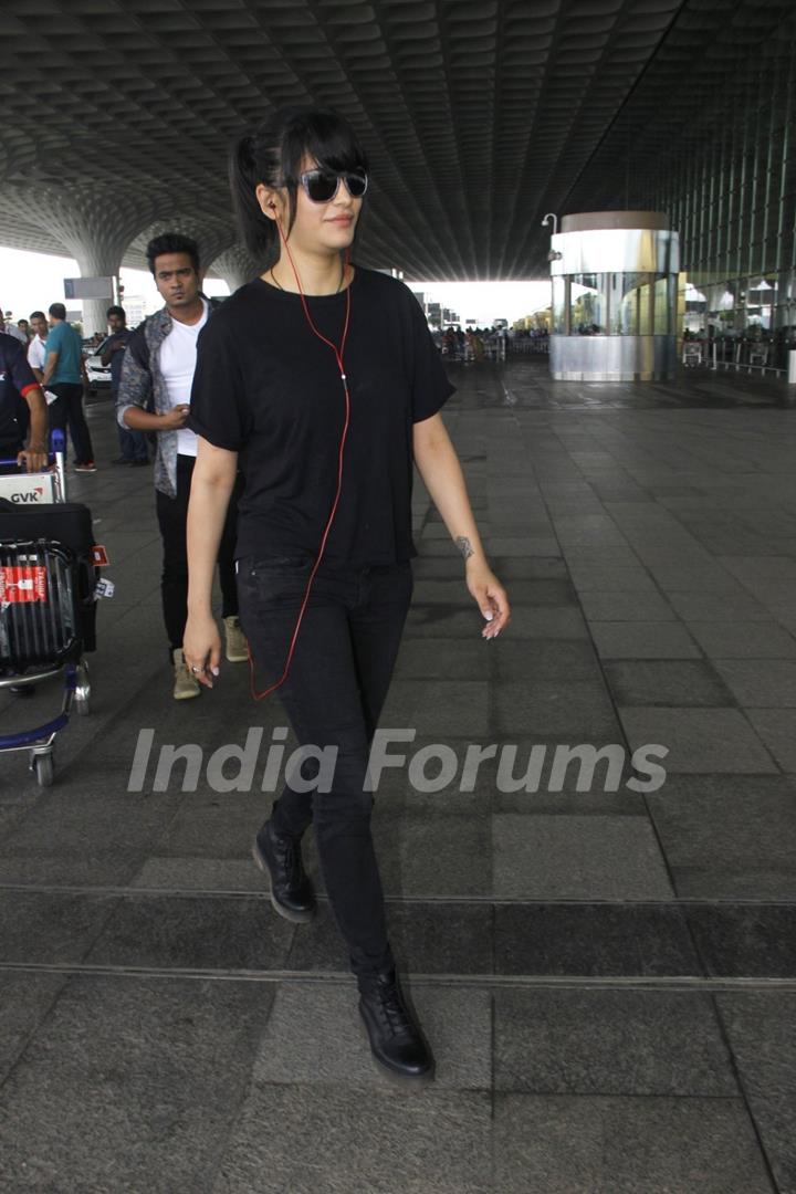 Shruti Haasan snapped at airport