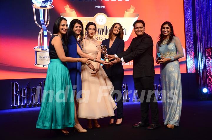 Divya Khosla and Ileana D'Cruz at 12th Retail Jeweller India Awards 2016