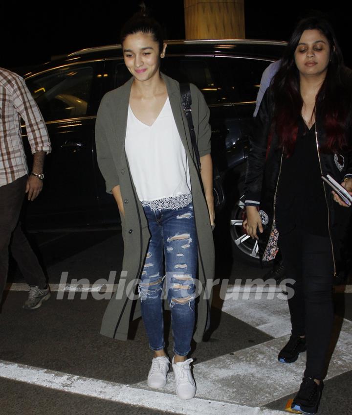 Alia Bhatt Snapped at Airport