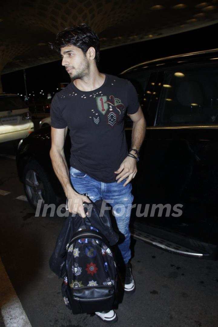 Sidharth Malhotra Snapped at Airport