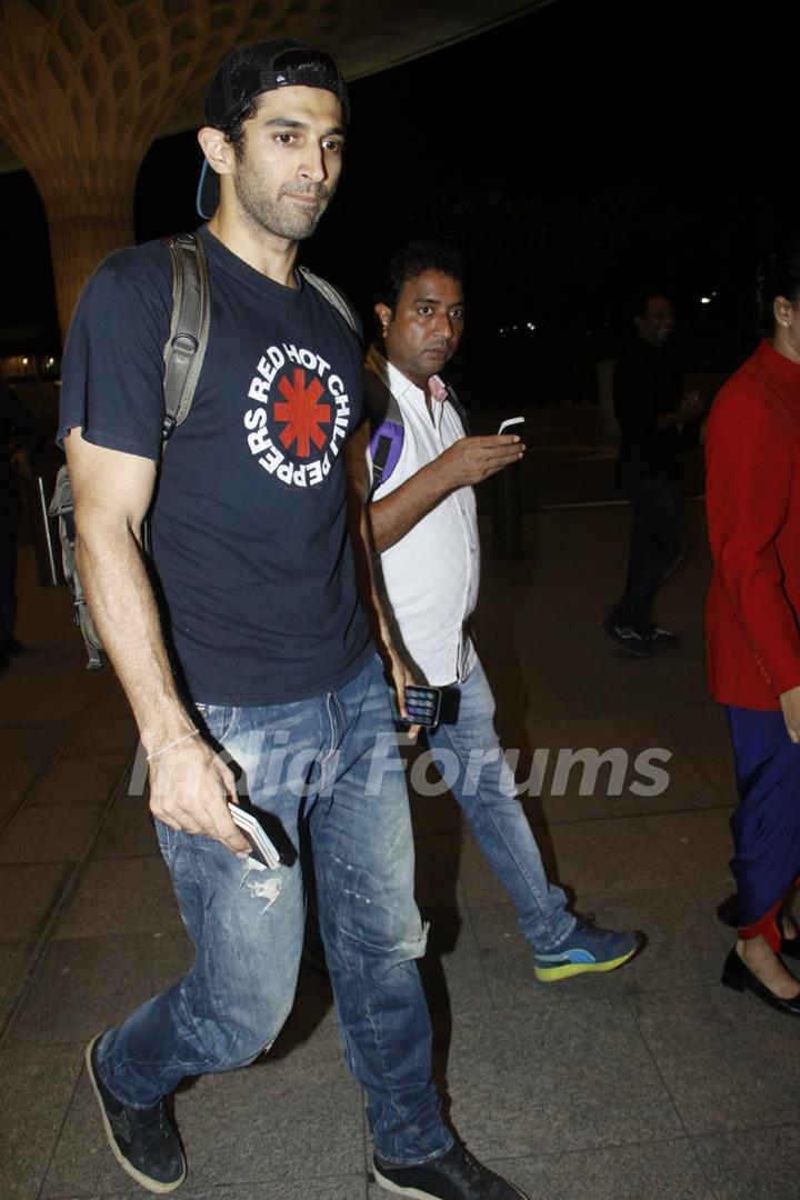 Sidharth Malhotra Snapped at Airport