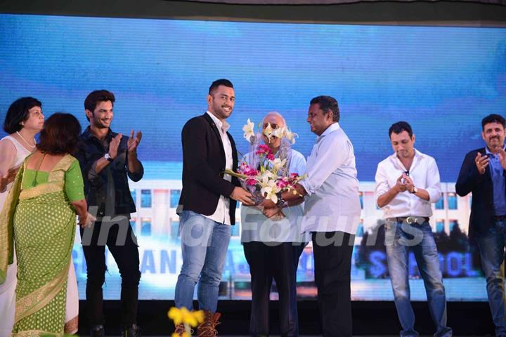 Mahendra Singh Dhoni and Sushant Singh Rajput at Trailer launch of movie 'MS Dhoni:The Untold Story'