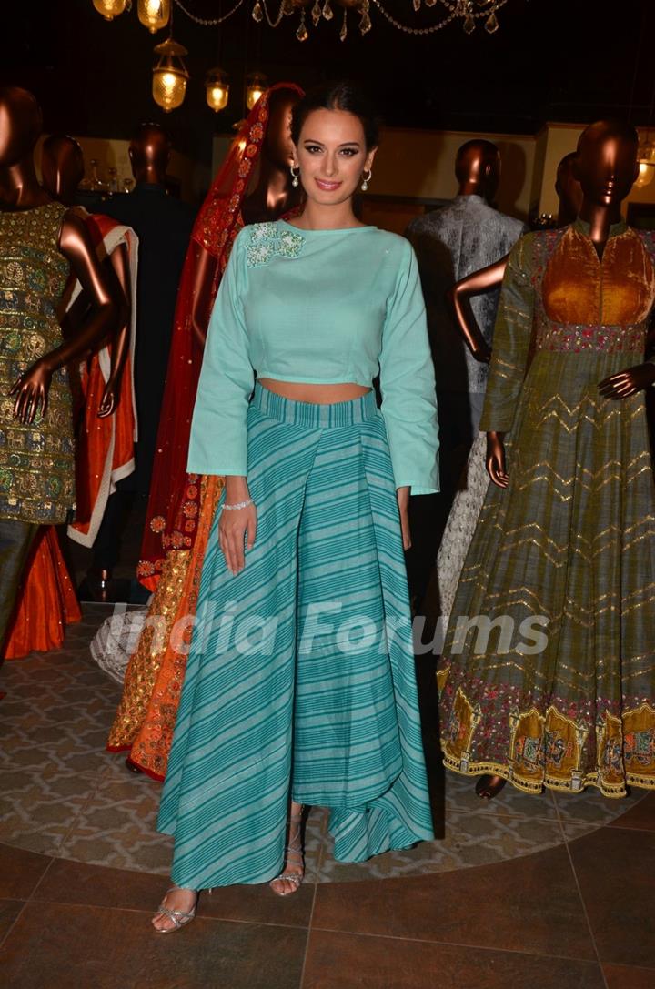 Evelyn Sharma at Jhelum store's National Handloom day celebrations