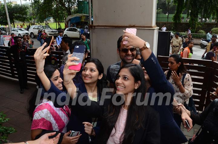 Abhay Deol takes selfie with fans at Nabharat Times Event