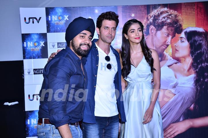 Hrithik Roshan & Pooja Hegde Surprise their fans by INOX Theatre