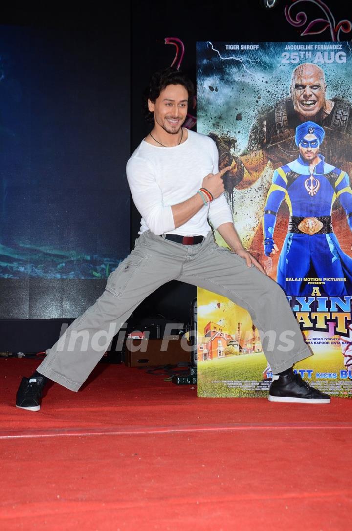 Tiger Shroff Promotes 'A Flying Jatt' at Umang Fest in NM College