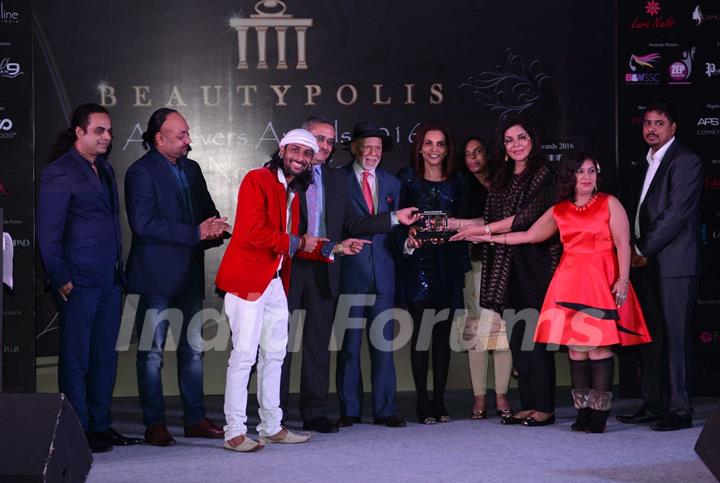 Rituraj Mohanty and Zeenat Aman at Beauty awards 2016!