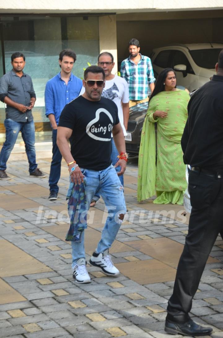 Salman Khan snapped at Arpita's house for Rakhi Celebration with Family