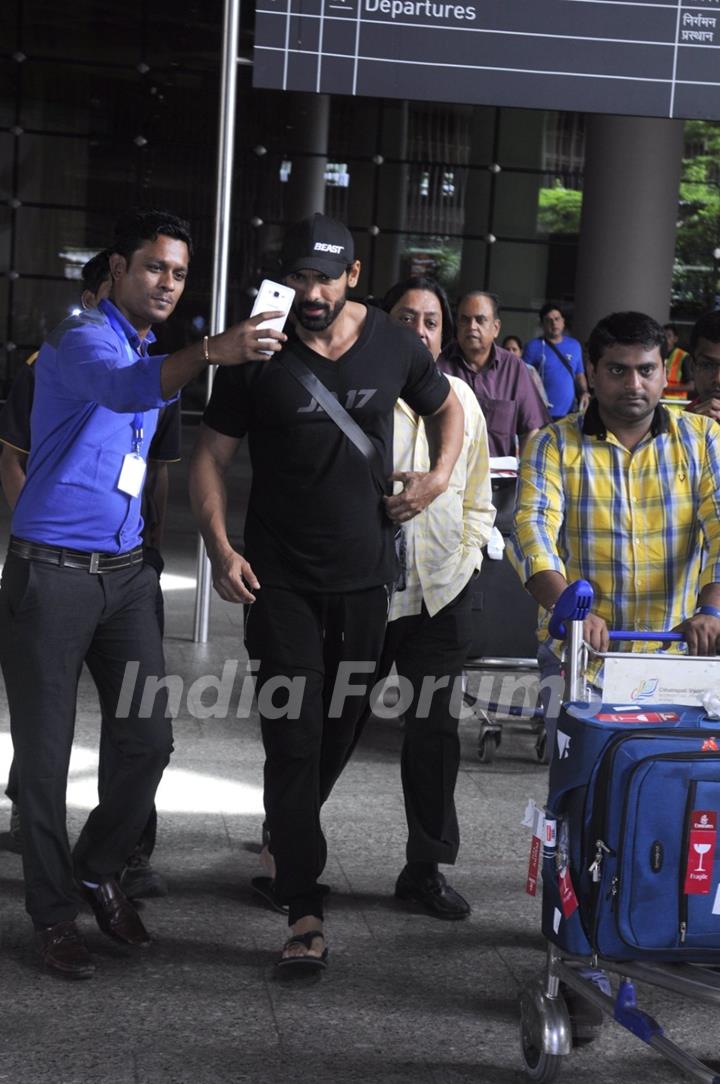 John Abraham Snapped at Airport!