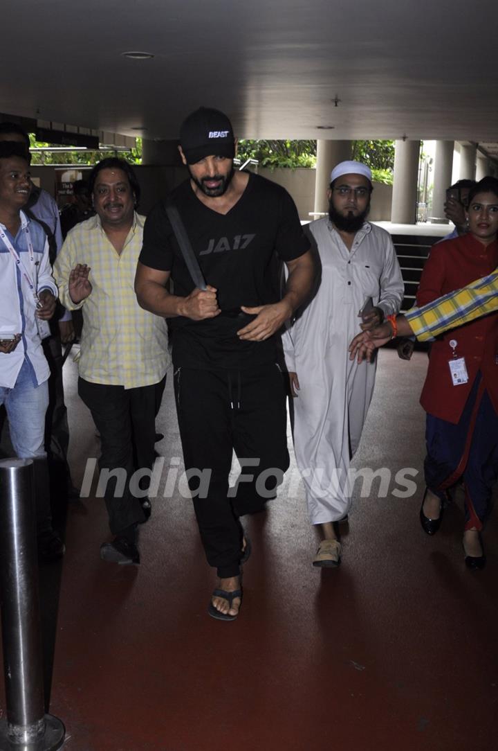 John Abraham Snapped at Airport!